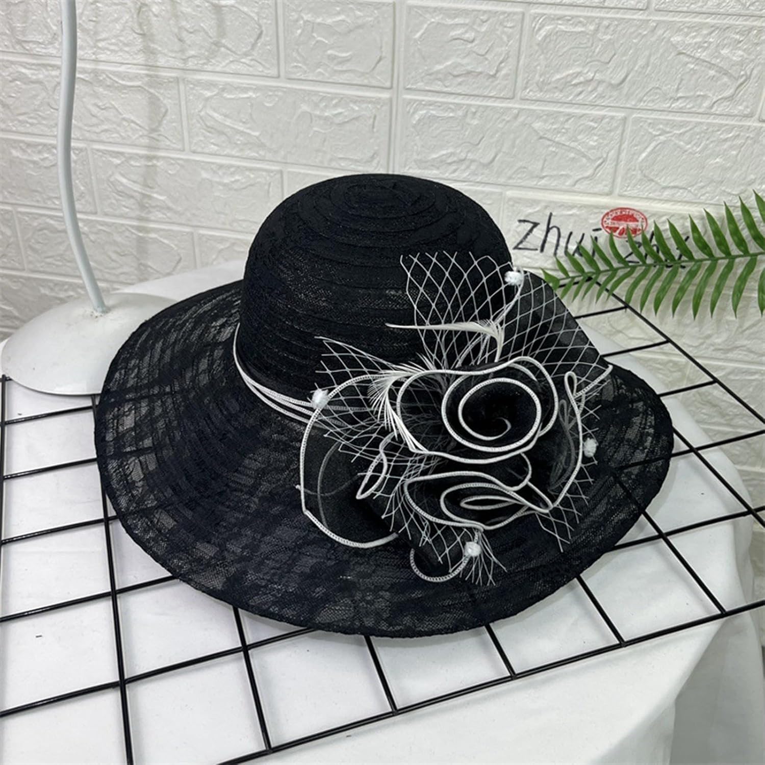 Chic Black Kentucky-Derby Fascinator
